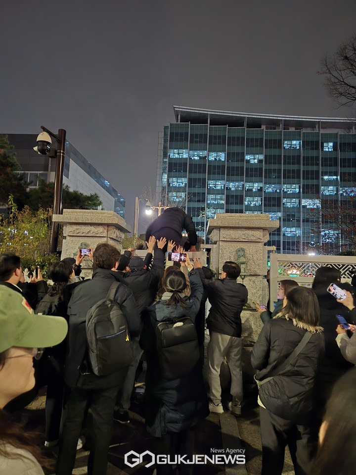 議員翻牆闖國會「為解除戒嚴」!83歲議員投完票「1畫面曝」惹全網心疼