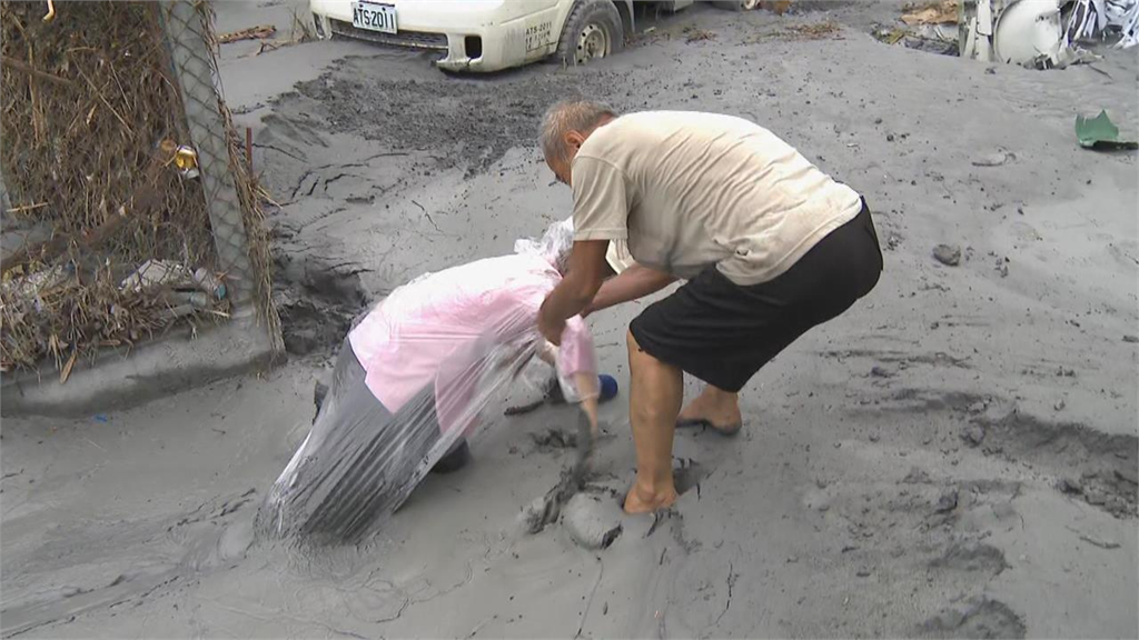 快新聞／花蓮災區泥濘嚴重！遇民眾跌趴泥流受困　高市特搜隊路過協助脫困