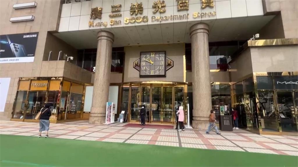 櫃姐櫃哥打烊送客 男子躺手扶梯前拍片網罵翻