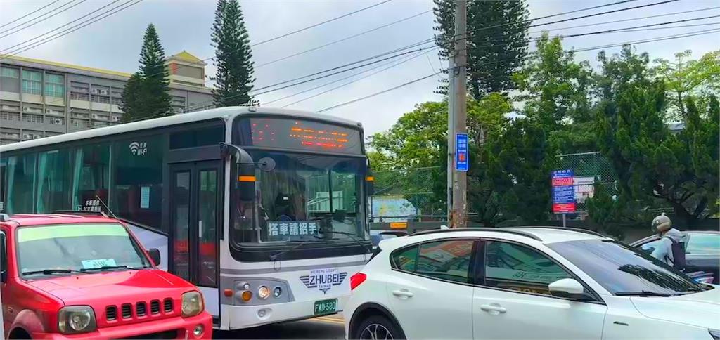 超不了車！駕駛情緒失控　持開山刀「砍公車」司機險遭殃