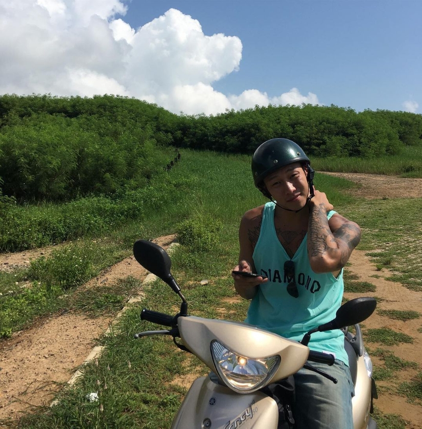 路上偶遇「帥哥騎50cc」竟是瘦子!接地氣「戴西瓜帽」網笑:準備跑山?