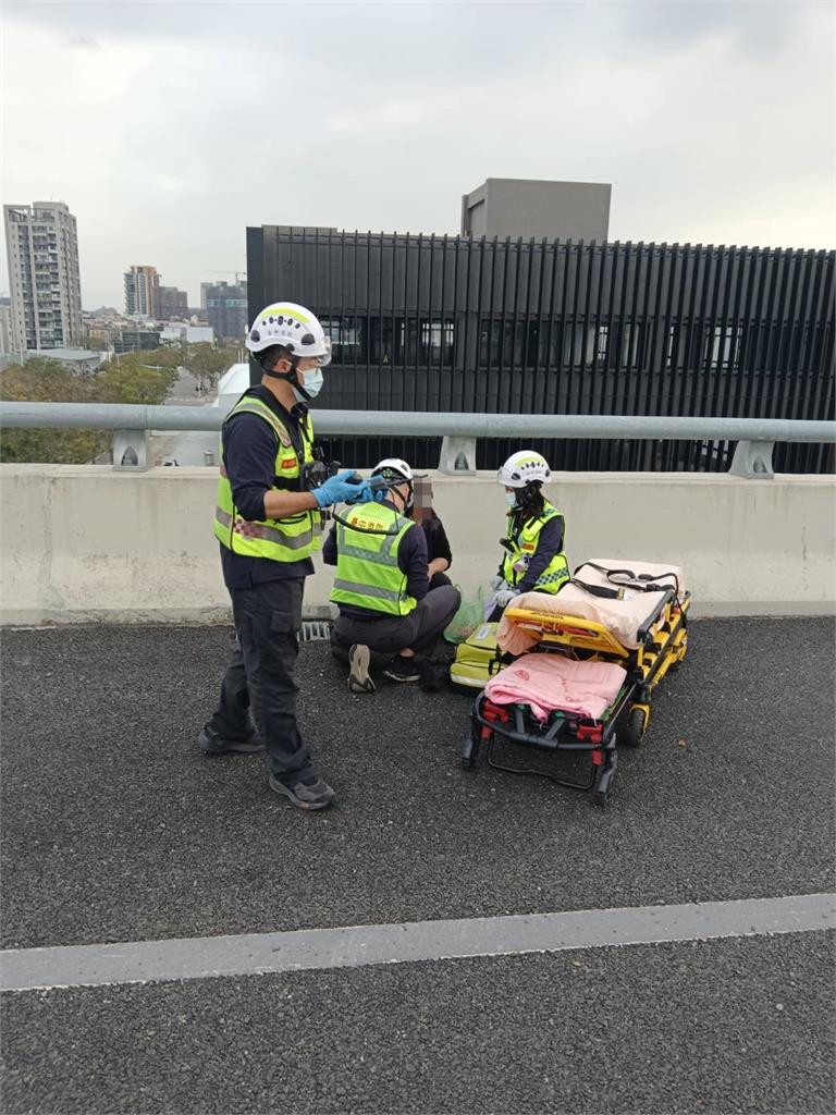 最新／小黃屁股「凹一塊」！台74連環撞釀5傷　5台大小車撞一團畫面曝