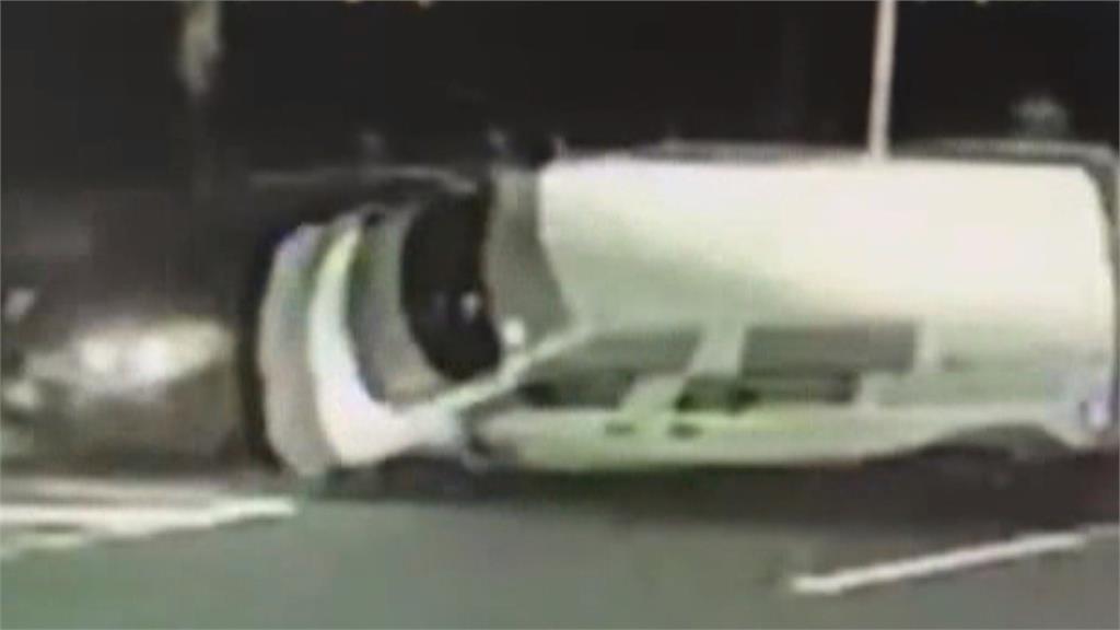 勿分心! 台中母載幼子"彎腰拾物"失控自撞翻車