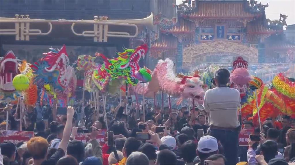 苗栗炸龍震撼登場！　「15條祥龍齊聚玉清宮」打鐵花掀高潮