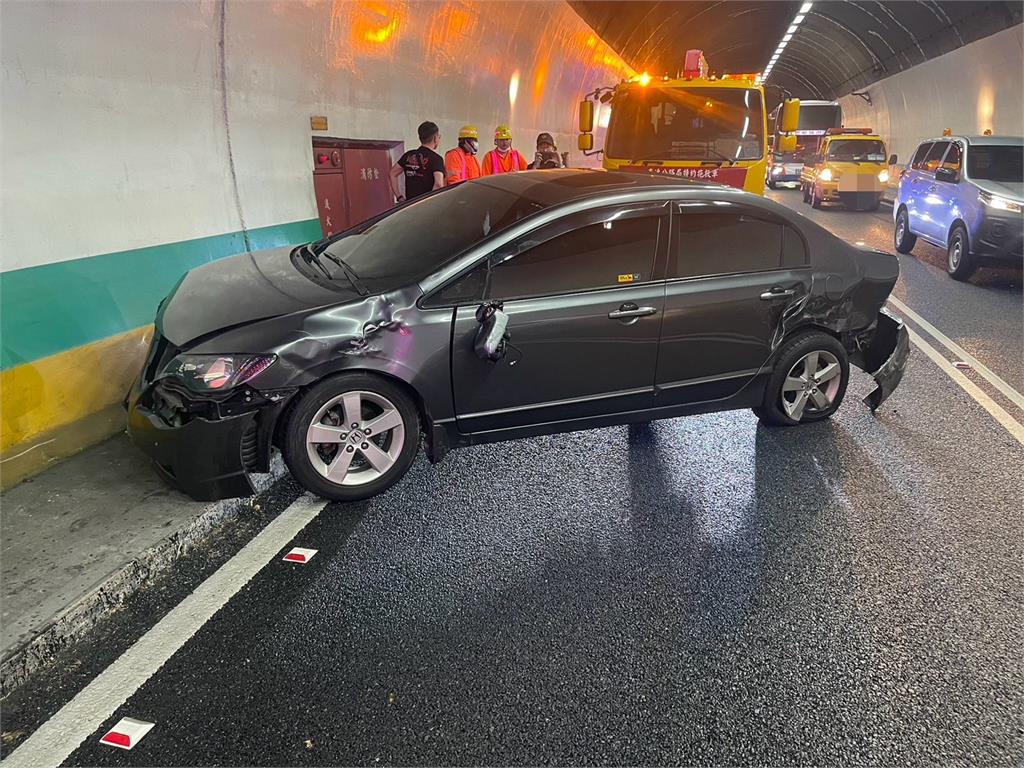 快新聞／康芮還沒登陸！國5彭山隧道驚傳事故　轎車「烏龜翻」畫面曝