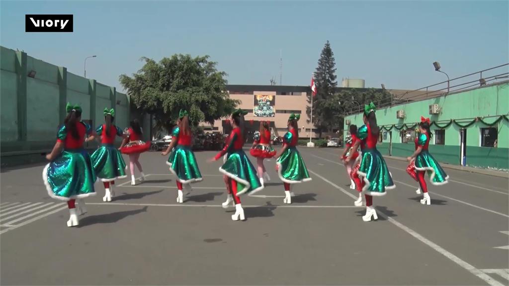 祕魯警化身耶誕老人「載歌載舞」　騎重機發禮物送暖