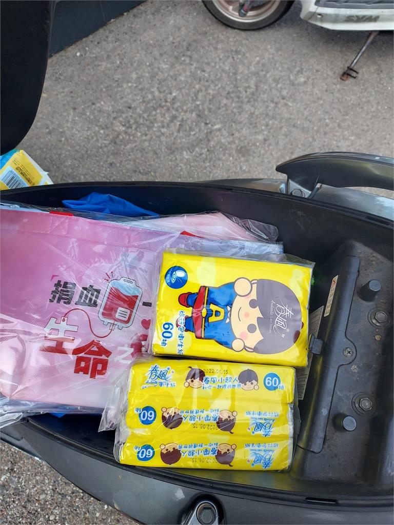 竹北人捐血嚇到「機車堆滿民生必需品」：像從超市走出來