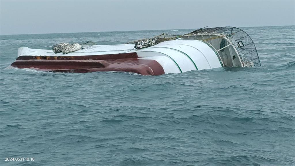 落海驚魂記！捕蟹船擱淺又遭浪襲翻覆　4名船員落海驚險獲救