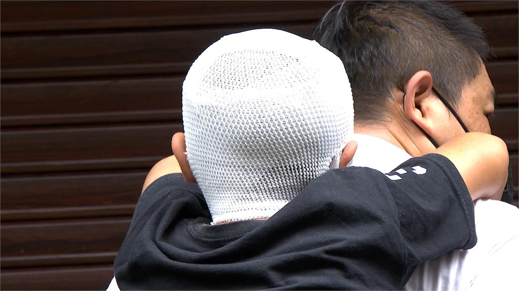 10歲男童走斑馬線遭撞飛「全身傷」 現場無監視器 肇事騎士:被公車阻擋視線