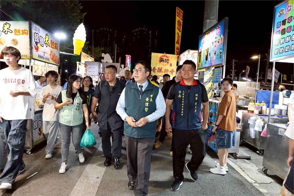 快新聞/太可愛了!黃偉哲合體「夜奇鴨」快閃夜市 發放夜市券民眾超驚喜