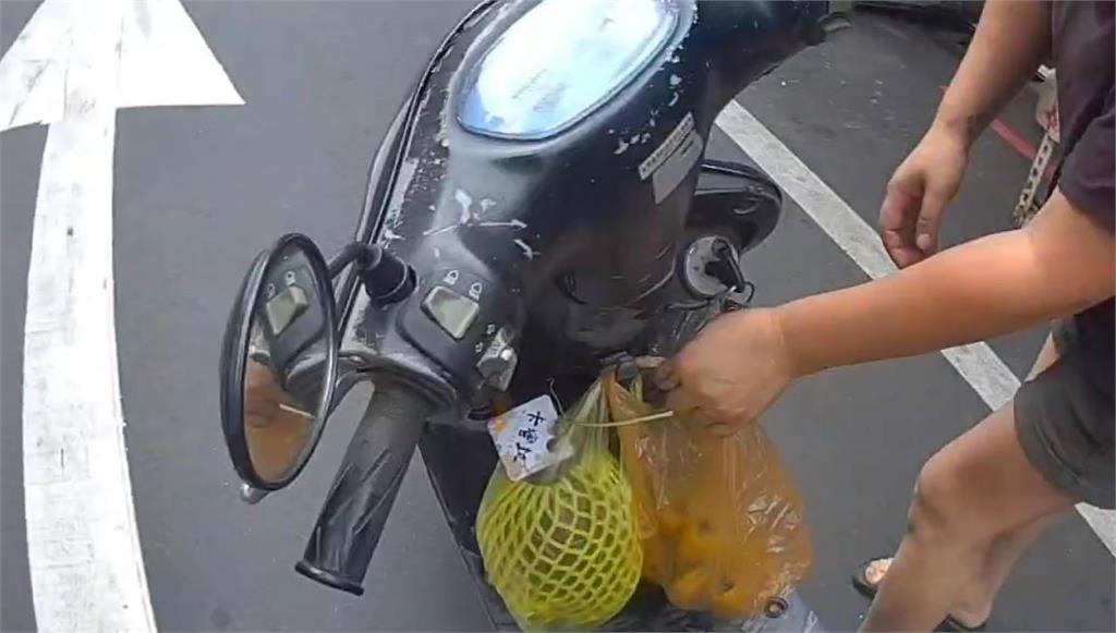 毒嫌拒絕盤查竟脫上衣逃跑 好心民眾「借機車」助警逮人