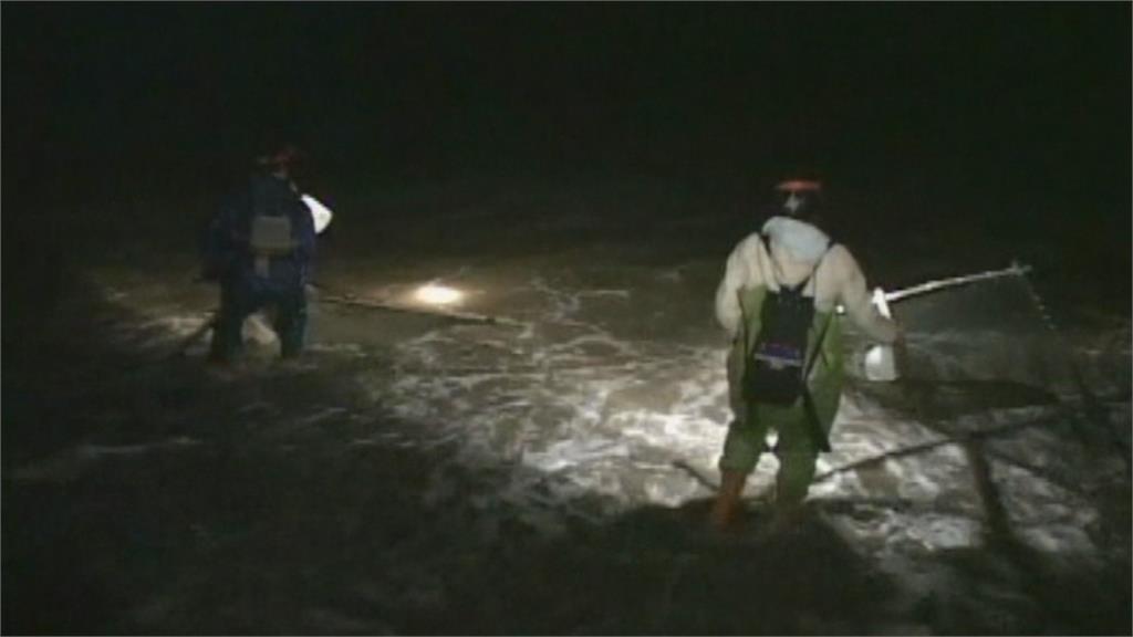 屏東男捕蝦虎魚苗不慎遭浪沖走 海巡警消搜救中