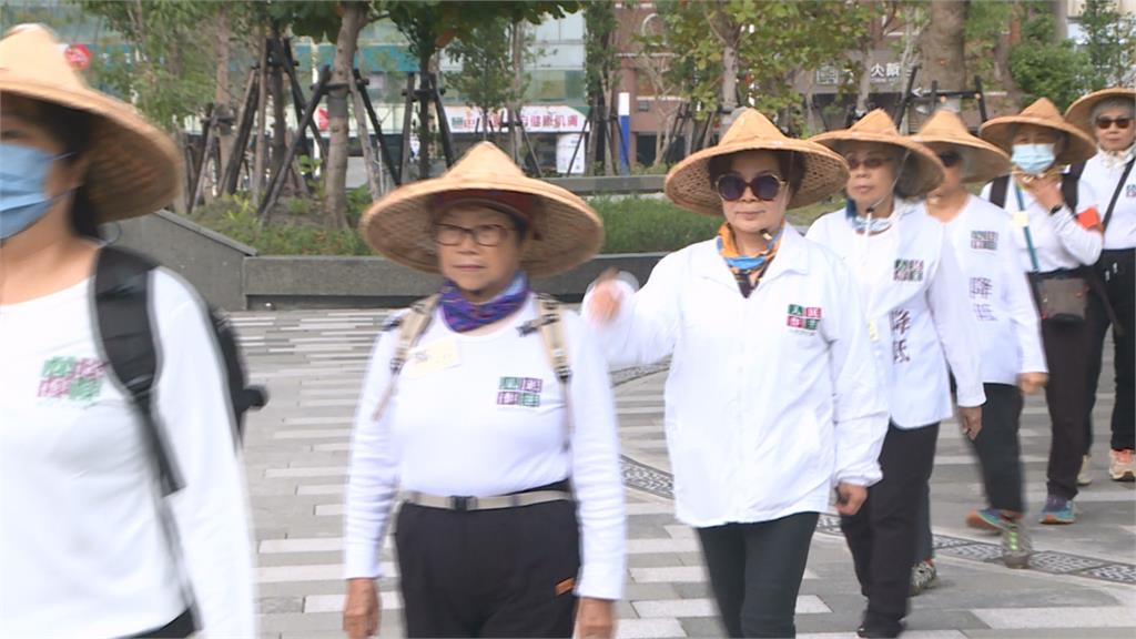 提四案公投! 人民作主志工團到高雄推公投連署