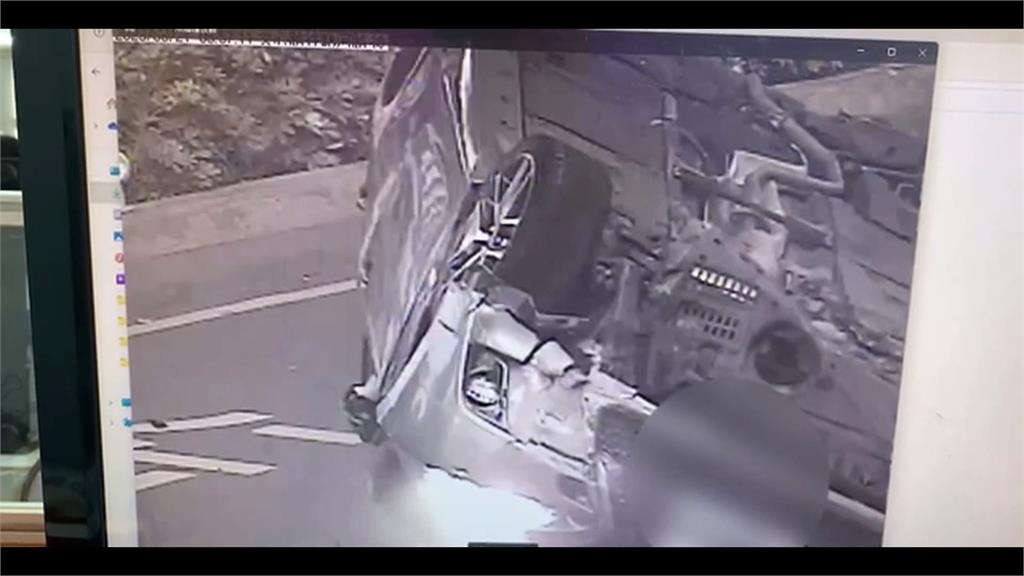醉男載妹拒檢加速逃 自撞大翻車一度受困車內