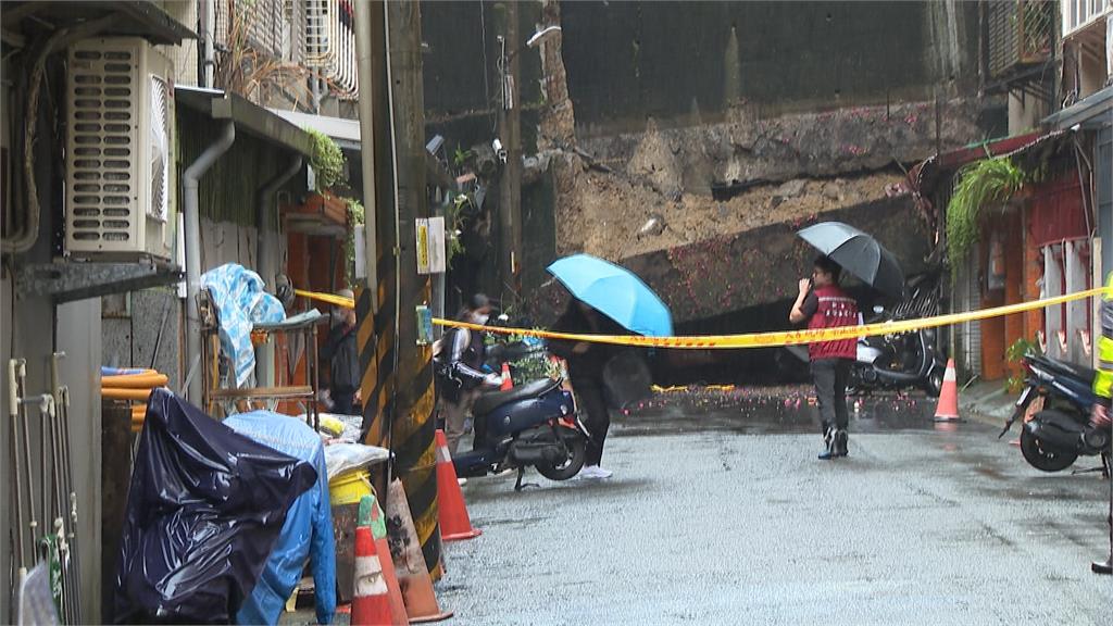 連日大雨成災!新店社區擋土牆滑落 上百人連夜撤離