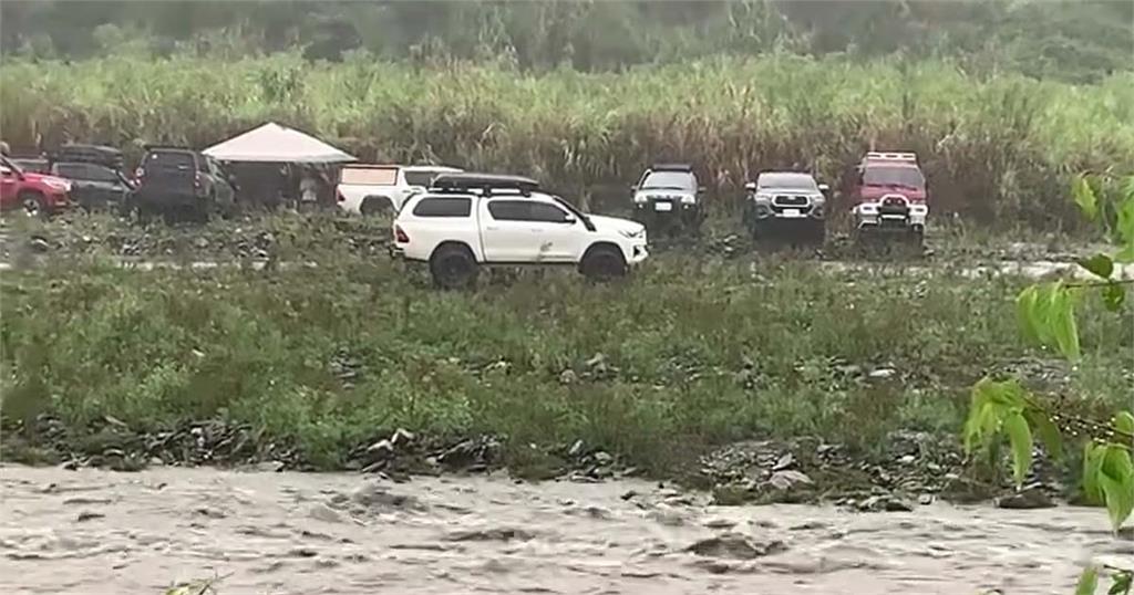 快新聞／豪雨猛炸宜蘭！　10多台車遇溪水暴漲受困地熱溪床