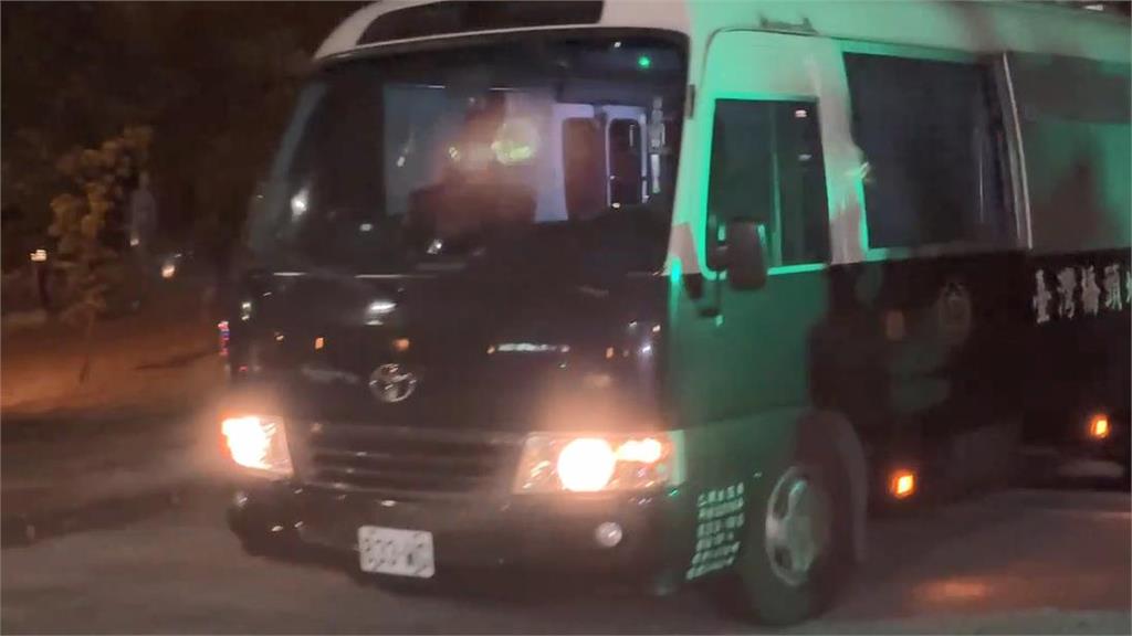 最新／涉幫中國買通現役軍人　《中天》主播林宸佑晚間被押往看守所囚車畫面曝光