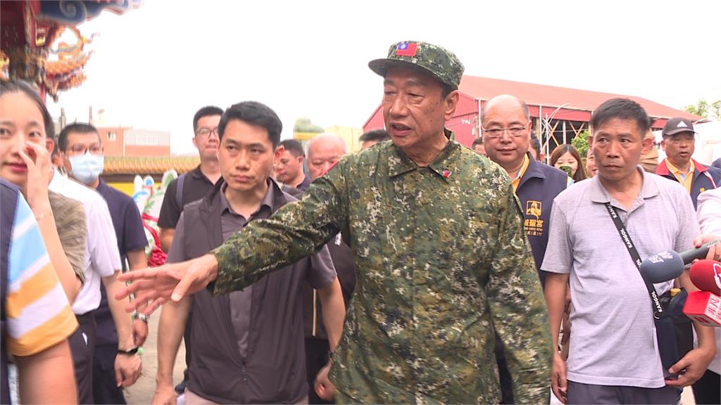 實習當三軍統帥? 郭台銘穿迷彩裝拜廟