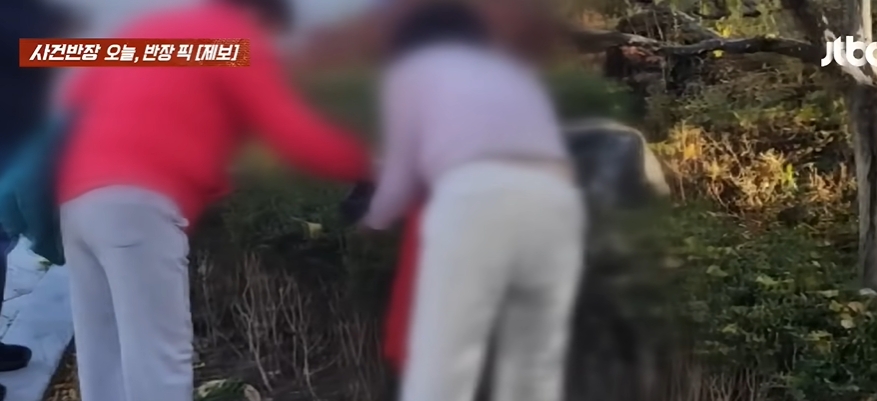 中國男女疑「對馬桶過敏」!竟在韓景福宮「脫褲解放」赫見大媽褲上「一坨」