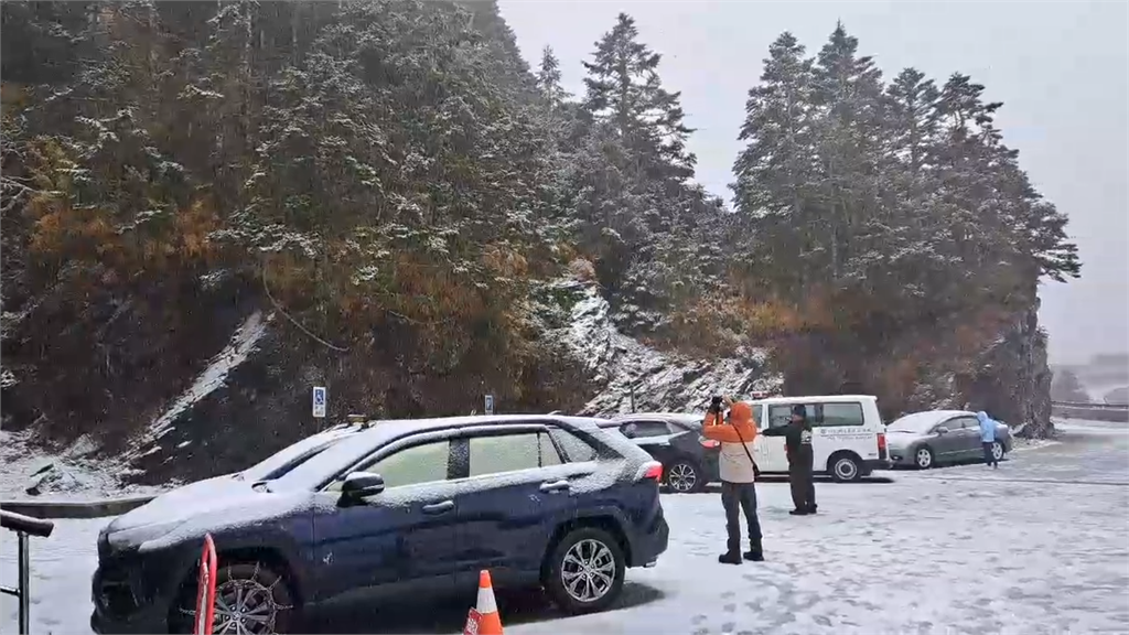 快新聞/合歡山今晨再降雪!厚度約0.8公分 上山限加掛雪鏈通行
