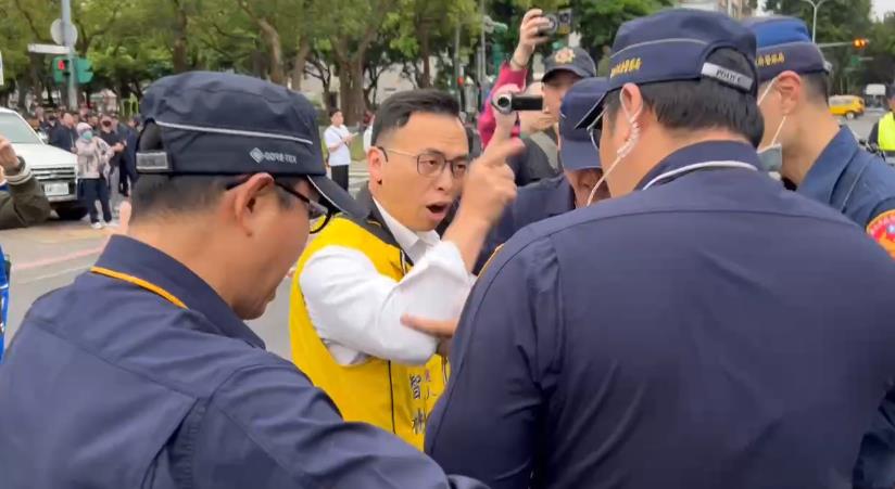 柯文哲宣判/又來了!游智彬法院外狂砸水球、譙員警三字經 火爆場面曝光