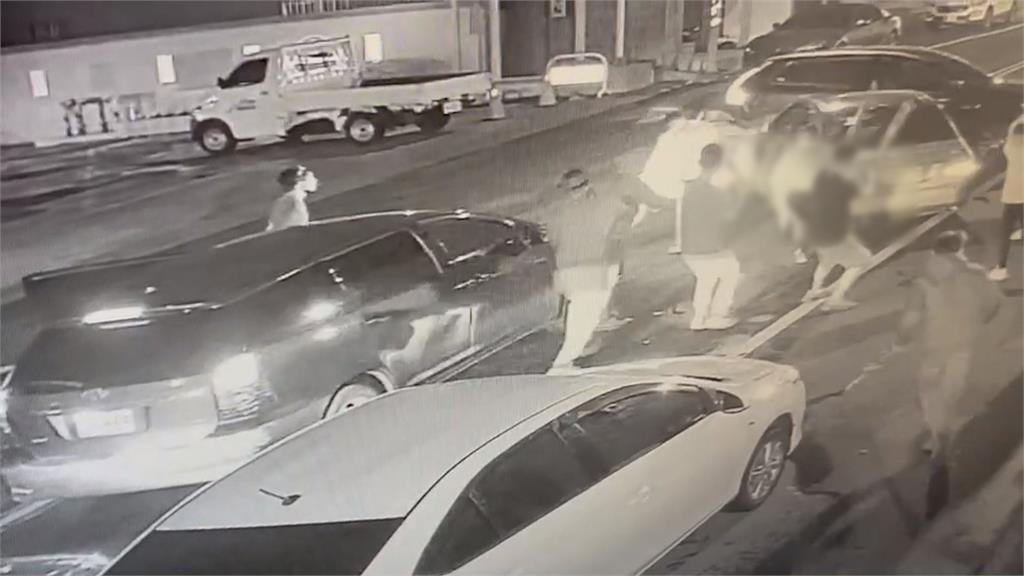 太囂張!賓士停路邊突遭3車包圍 10多人下車持棍棒猛砸