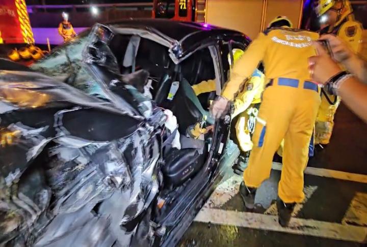 高速闖入台74線封閉路段撞工程車 駕駛一度受困車內哀號
