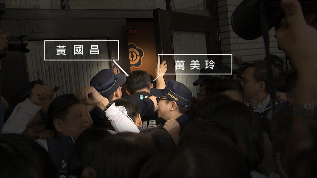 推開黃國昌臉 郭國文道歉:我應該「摸頭」才對