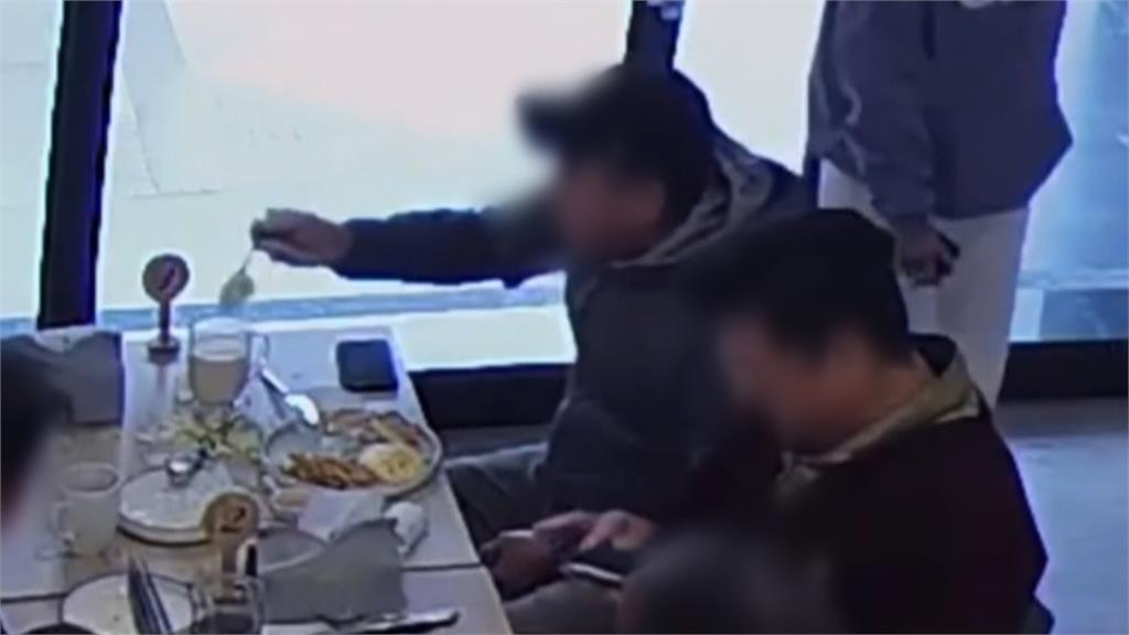 誇張!不滿餐點沒送到面前 男子竟狂丟食物、豆漿洗手
