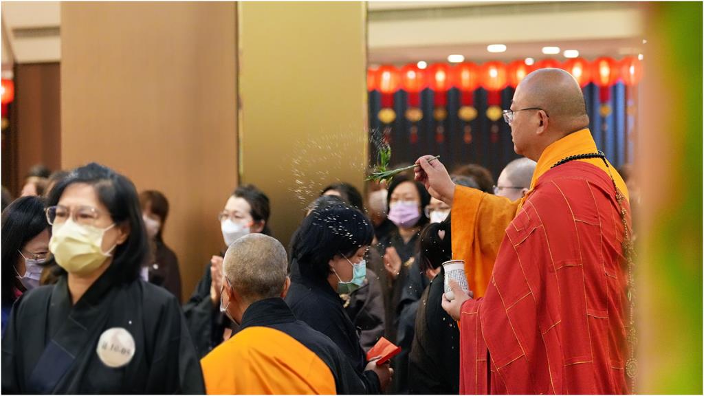 佛光山新年小巨蛋萬人法會　甘露灌頂滌熱惱三皈五戒淨身心