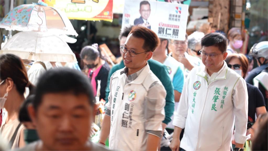 劉仁照到龍潭市場掃街 李正皓送上狂犬疫苗針道具力挺