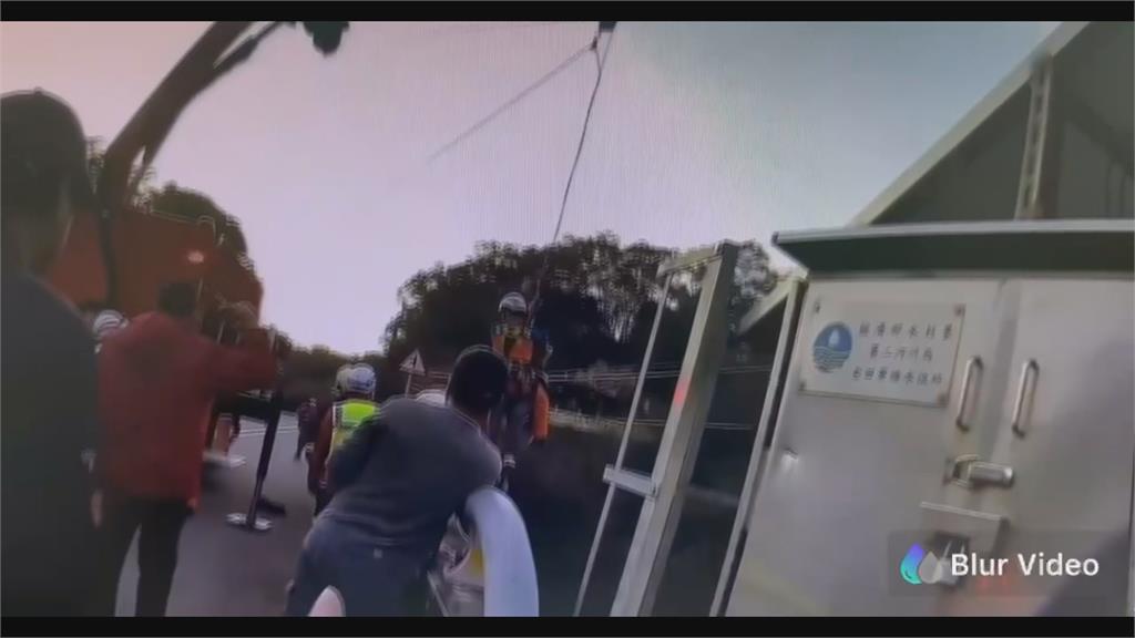 國道駕駛疑疲駕自撞噴火花　台１３線汽車墜橋下女駕駛手脫臼