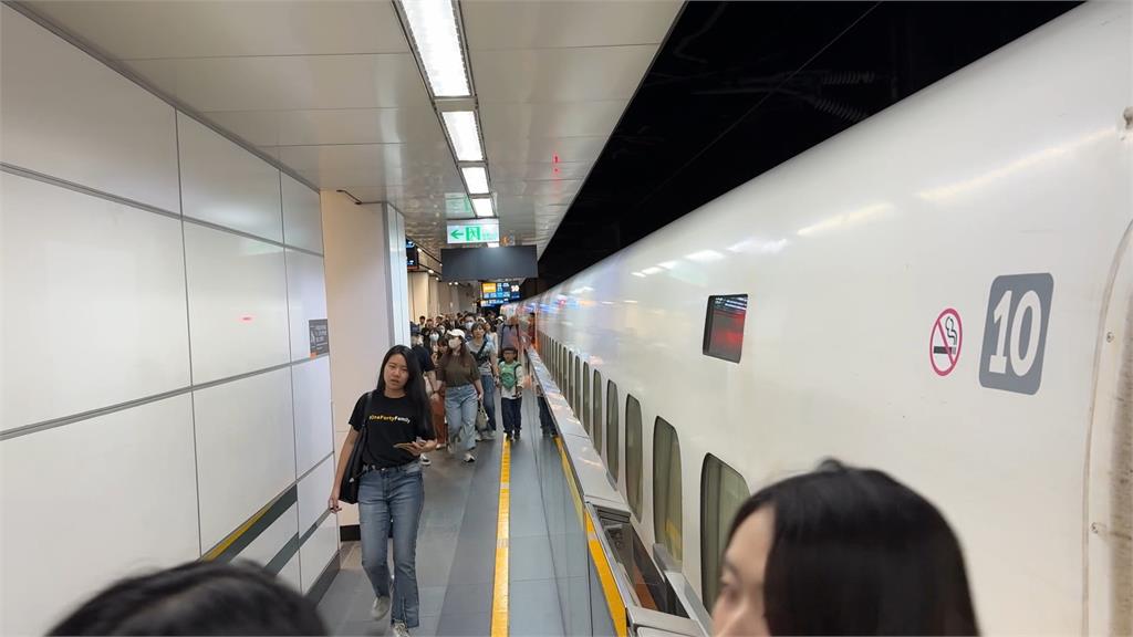 高鐵驚傳乘客持刀狠插前座! 竟只因不滿「遭跨越」