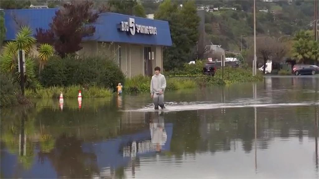加州遭雨雪災夾擊「交通大亂」 山區車輛受雪困打滑