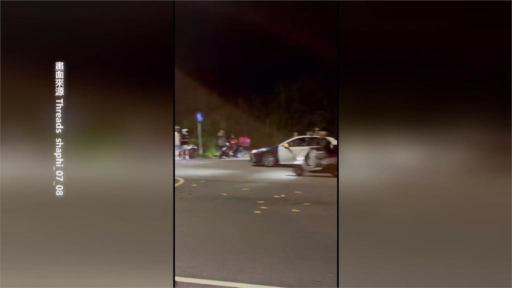 男抱遺照撒金紙「勸世」　 學生氣到與怪男爆口角