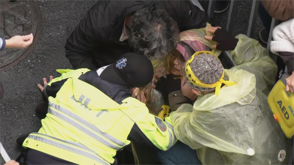 快新聞/畫面曝光!青鳥試圖闖立院與警爆激烈衝突 民眾倒地急送醫