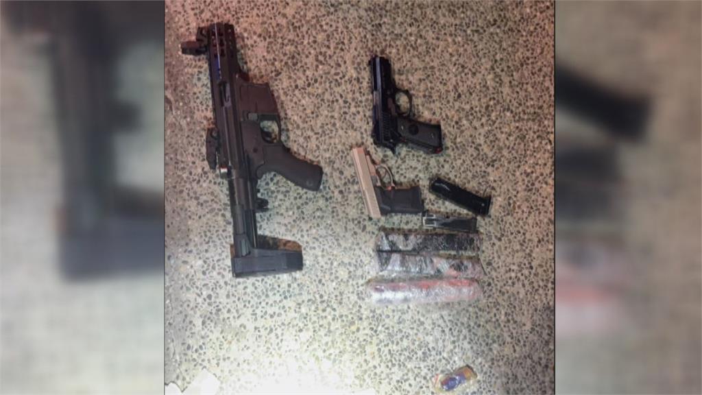 警匪追逐！嘉義轎車拒檢逃逸自撞　兩人落網、車內查獲大批槍毒