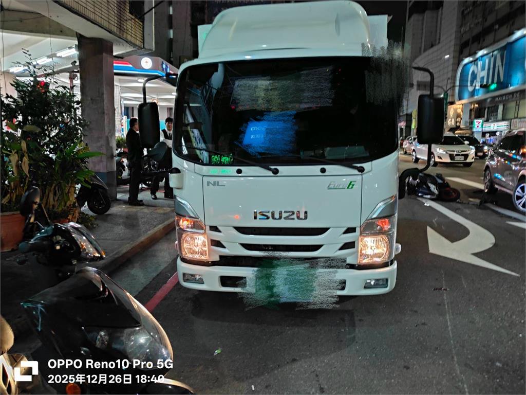 快新聞／「親親戲院」前休旅車迴轉撞機車　後方騎士猛閃慘摔「腳骨外露」OHCA搶救