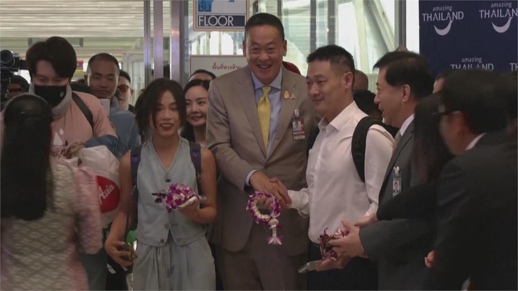 拚觀光！首批免簽中國遊客抵曼谷　泰國總理賽塔親自迎接