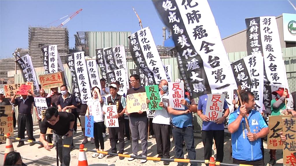 綠能公司建焚化爐 福寶村長向環境部長下跪陳情