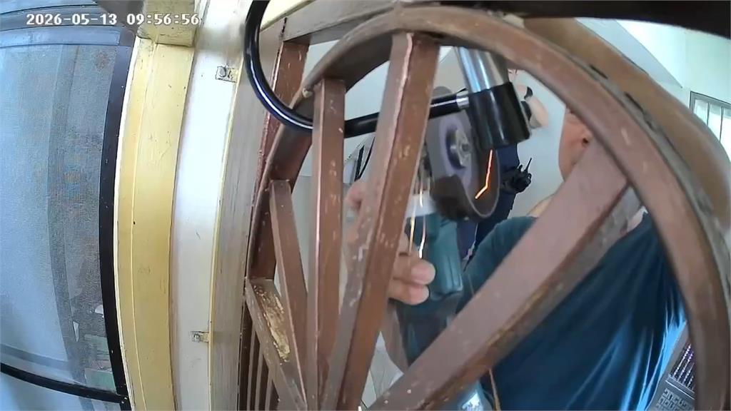 汐止惡鄰!狂偷門口監視器 離譜拿機車大鎖「鎖鄰居大門」
