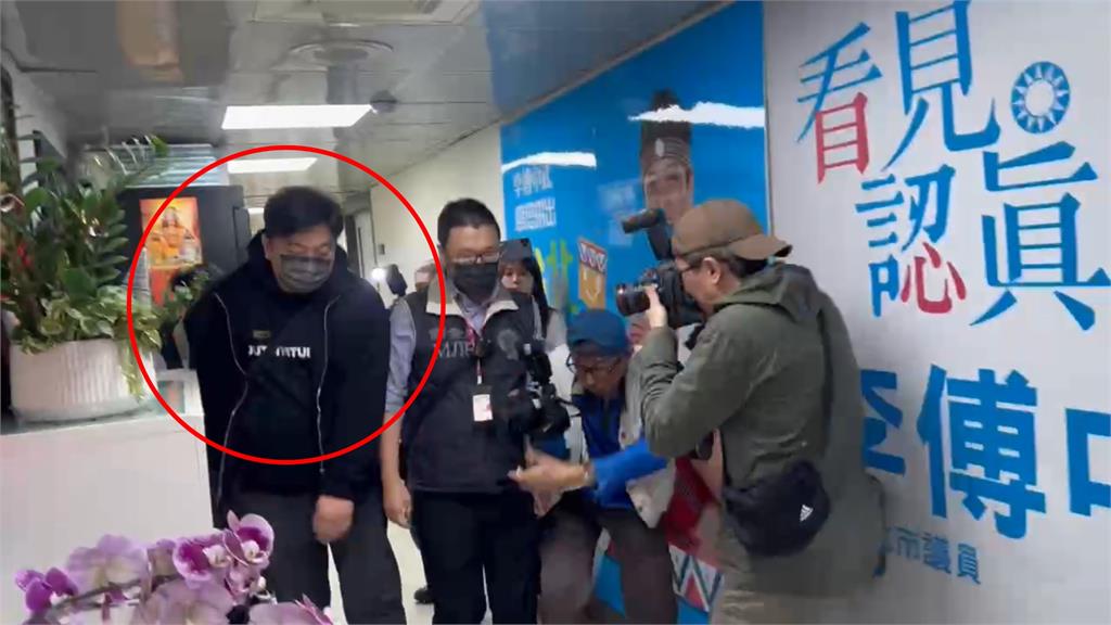 快新聞／藍北市議員李傅中武涉詐領助理費！下午遭檢調帶離辦公室「不發一語」