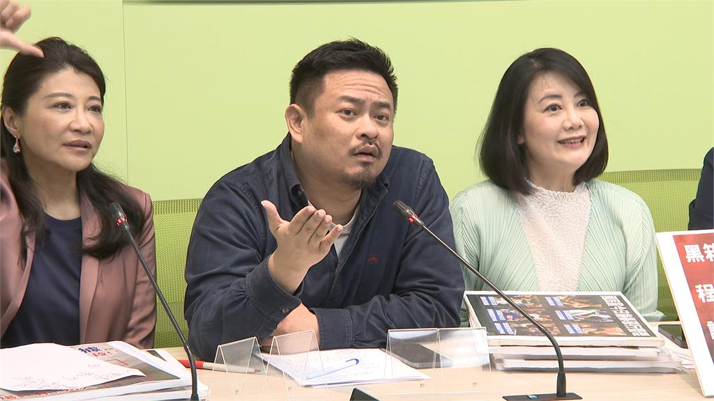 青年聚集抗議藍白「黑箱」 黃國昌嗆:哪一條您看了不開心?