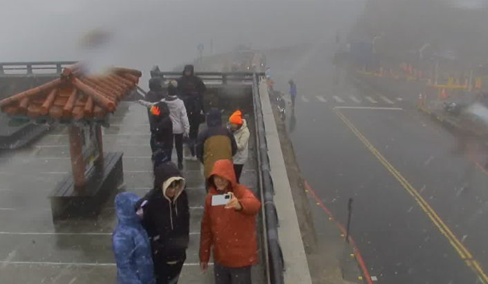 快新聞/寒流影響!玉山、合歡山陸續降下冰霰 等雪民眾嗨翻