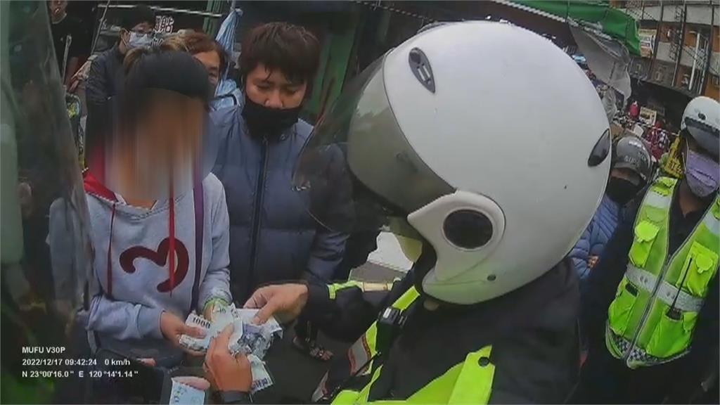 市場偷錢被發現 女竊賊「天女散花」撒錢想逃跑仍被逮