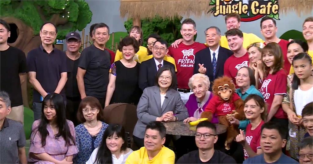 快新聞/蔡英文親送粽子! 「正港台灣人」彭蒙惠同框畫面曝