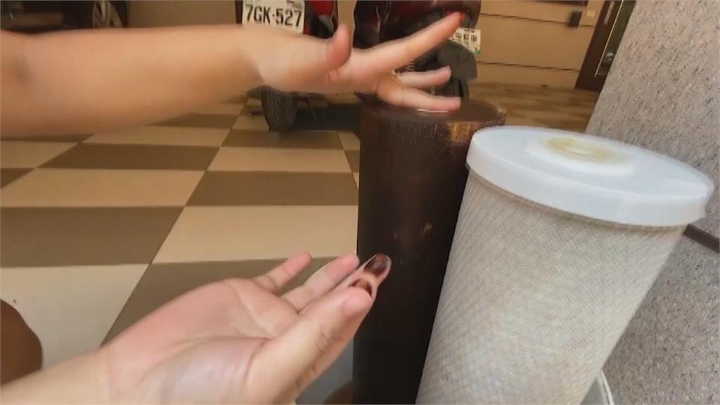 驚嚇！淨水器濾心變「巧克力棒」　附著物油亮亮
