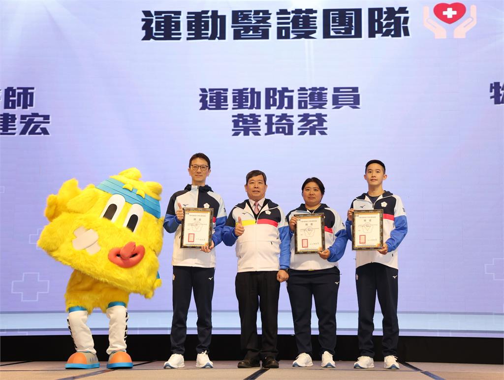 綜合/U15台灣隊今起程世界中學生運動會 體育署授旗典禮親發加菜金