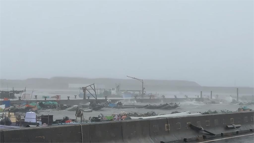 強陣風吹倒鐵皮圍籬 麥寮駐衛警遭壓倒