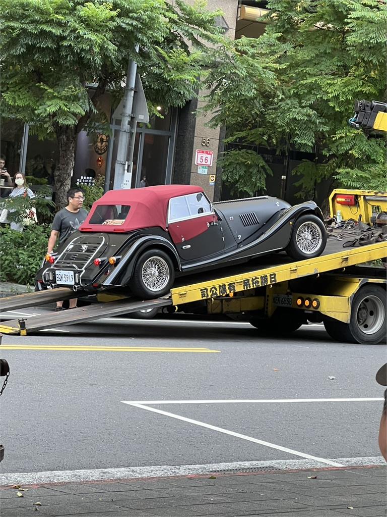 Morgan Motor英倫仿古車 保養途中失控打滑連撞2車